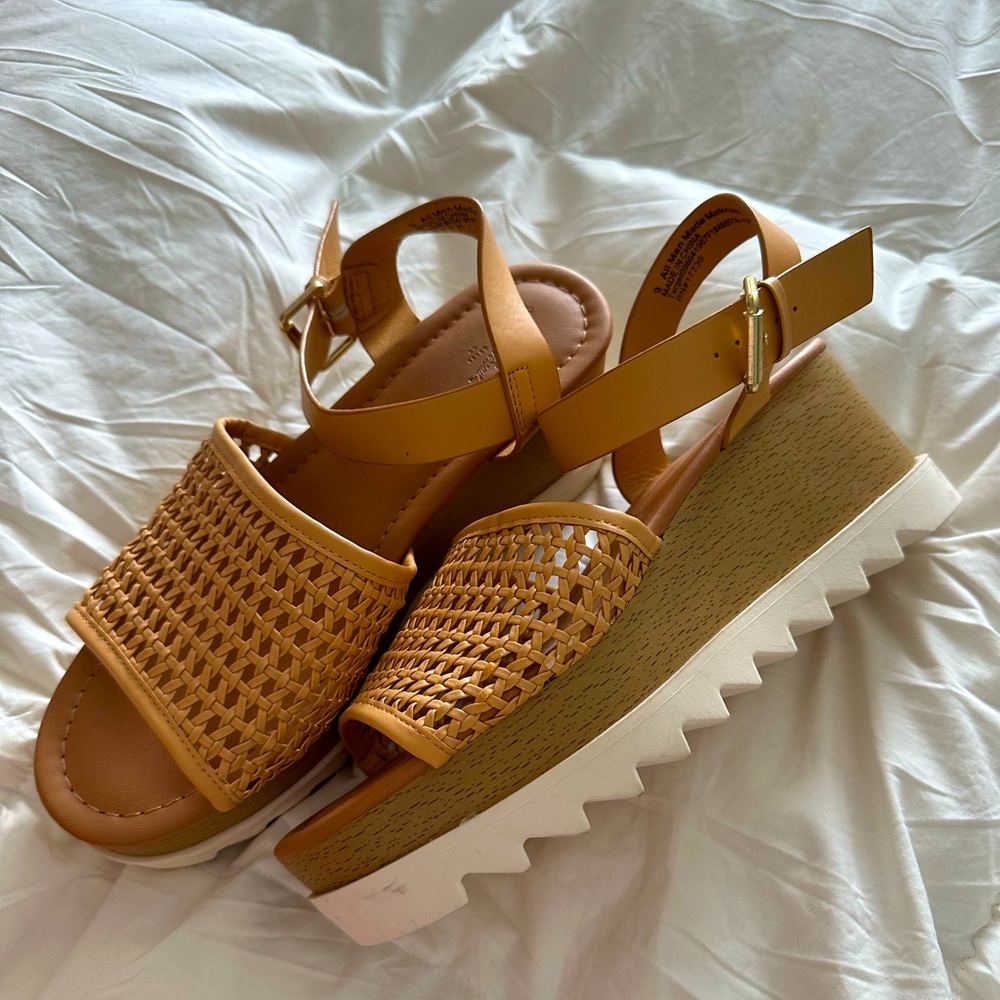 Target platform sandals